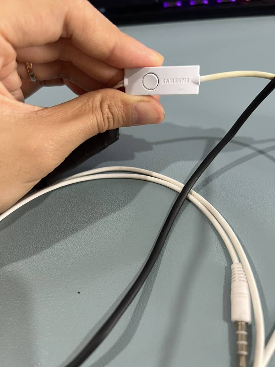 Micro của tai nghe siêu nhỏ quàng cổ cắm điện thoại Tai-nghe-sieu-nho-quang-co-cam-sim-hat-tu 3