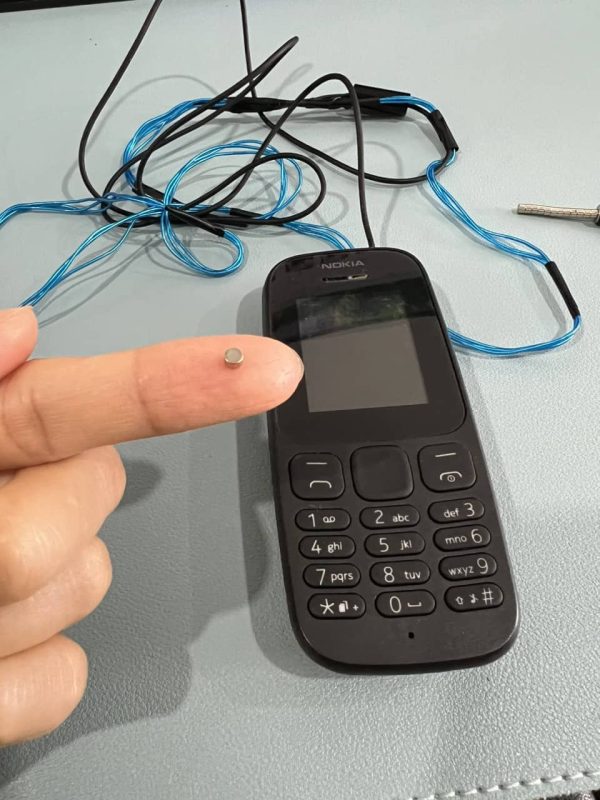 tai-nghe-sieu-nho-nokia-hat-tu-vong-day-moi 4